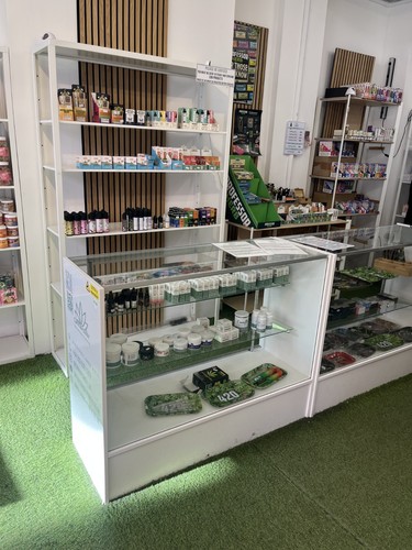 White shop counter with 4 - with, 3/4